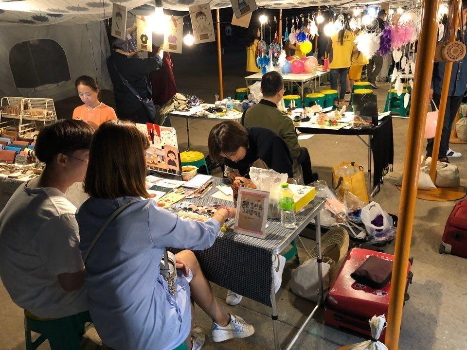 Want to visit Korean style night market? Visit 1890 Namsan Valley Night Marekt!