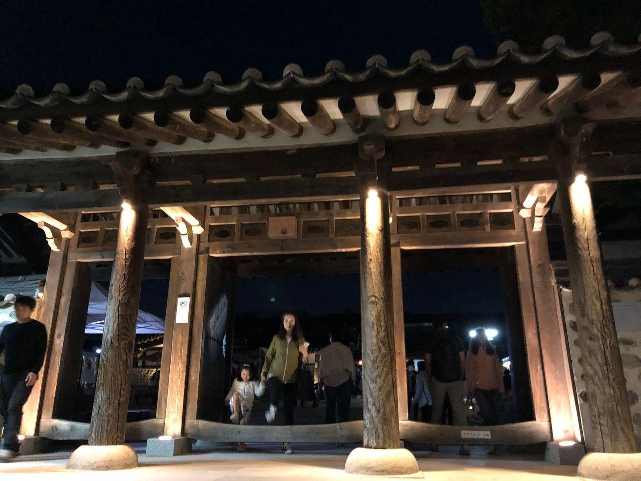 Want to visit Korean style night market? Visit 1890 Namsan Valley Night Marekt!
