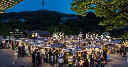 ต้องการเดินทางไปยังตลาดนัดกลางคืนสไตล์เกาหลี? ห้ามพลาด 1890 นัมซานวัลเลย์ ไนท์มาร์เก็ต!