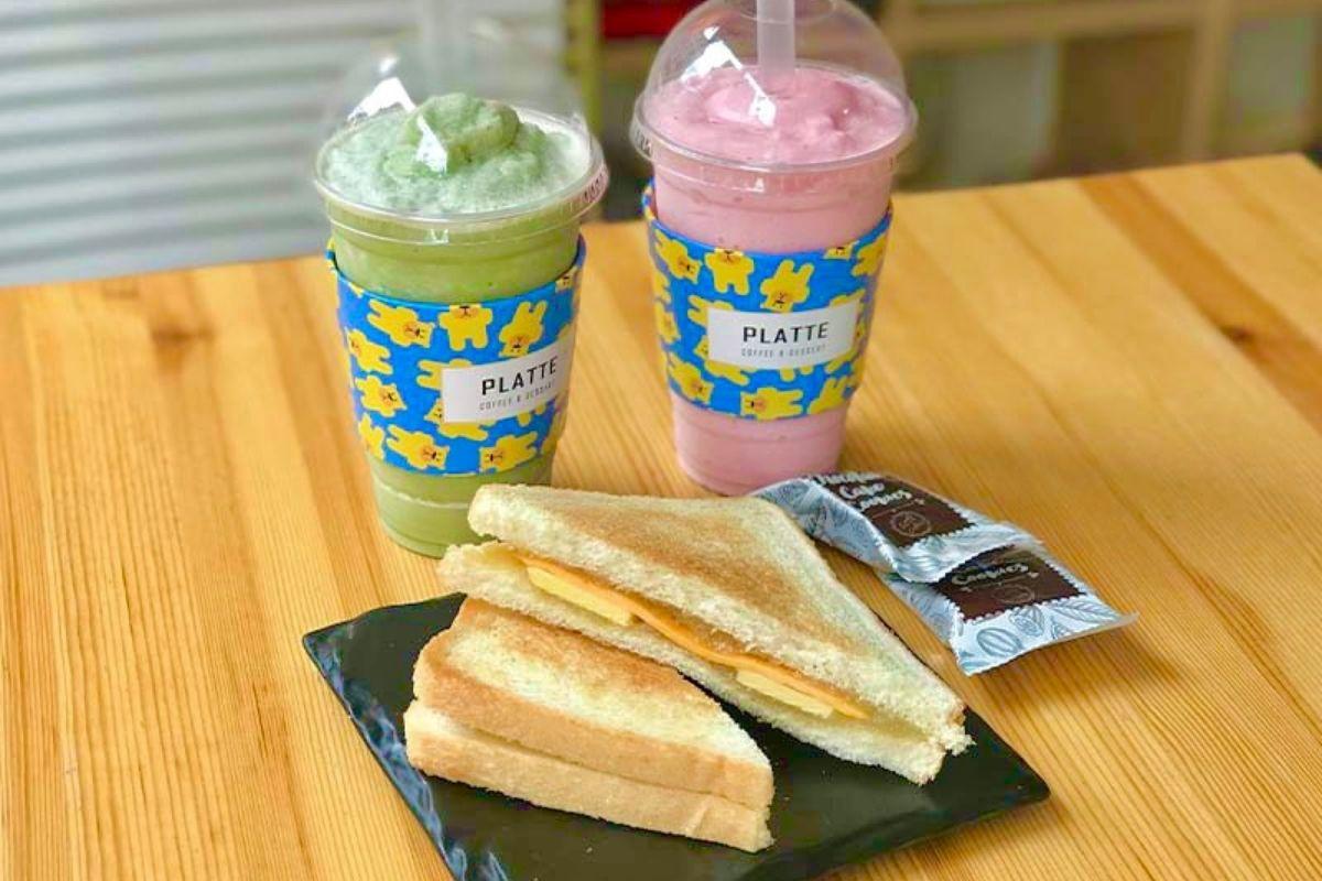 bánh toast và sinh tố ở Cafe PLATTE 카페플래트, cà phê của chị ikon jinhwan, quán cafe đẹp ở Yeonnamdong, Seoul