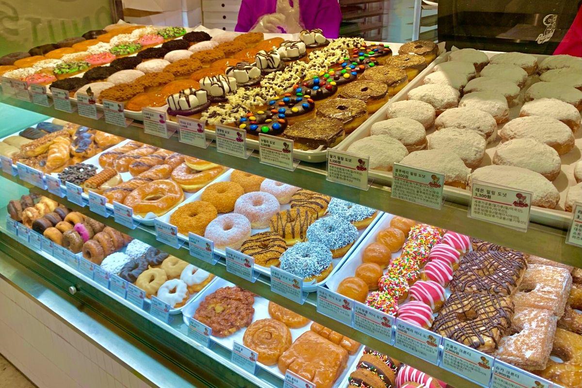 Yeonnamdong Cafe Guide: Randy's Donuts 랜디스도넛 연남점