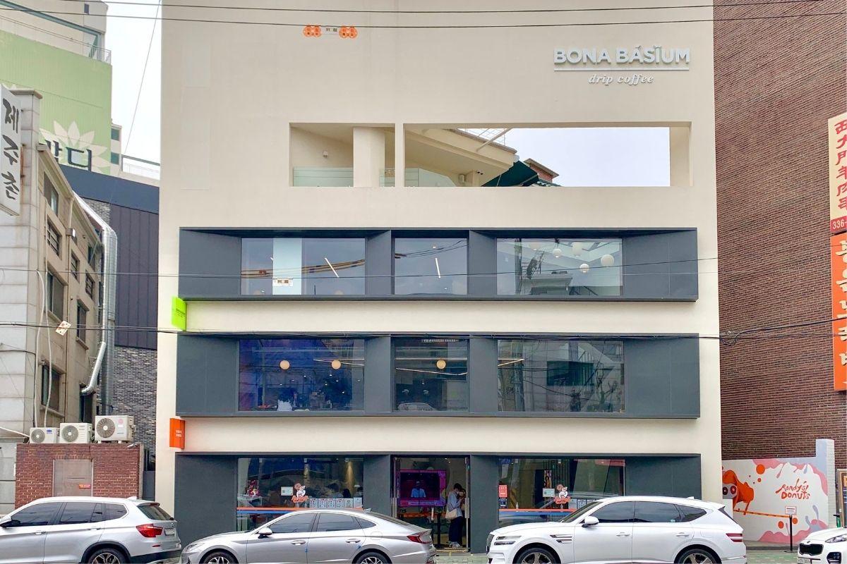 Yeonnamdong Cafe Guide: Randy's Donuts 랜디스도넛 연남점