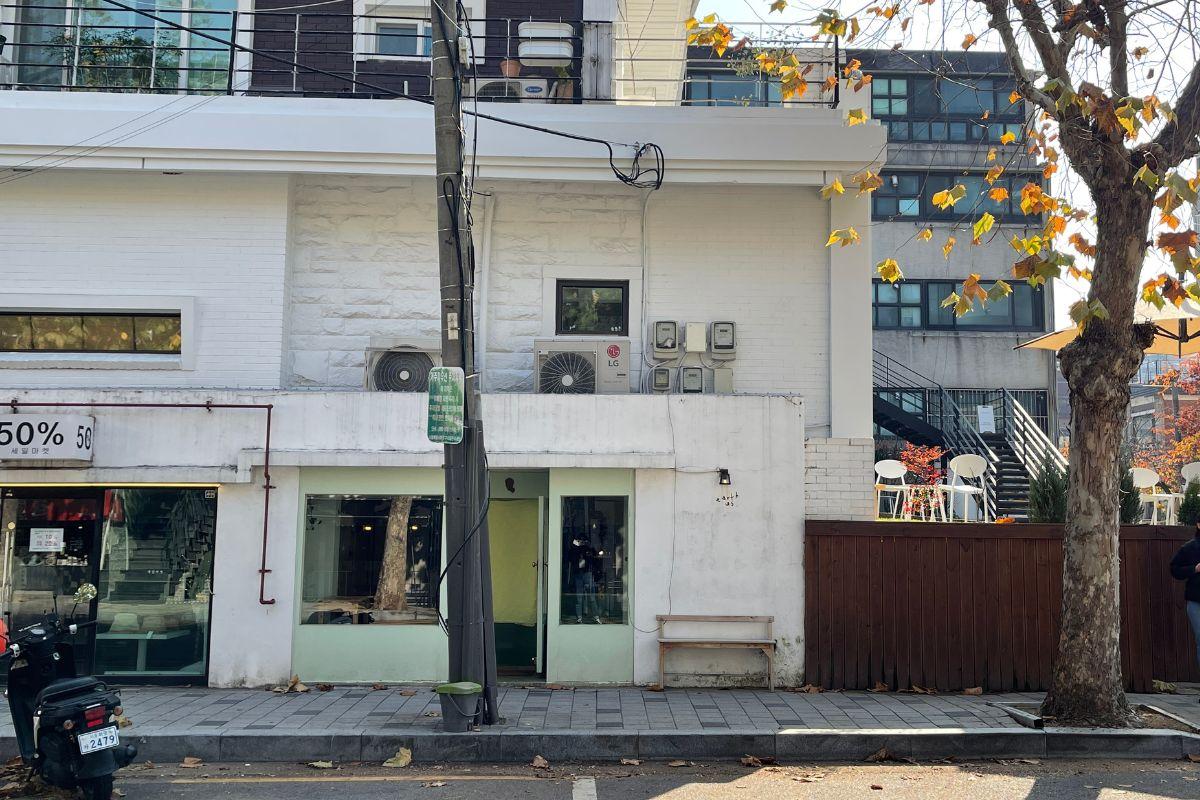 Exterior of 'earth us' cafe in Yeonnam-dong, highlighting its eco-friendly design and tranquil location with wooden elements.