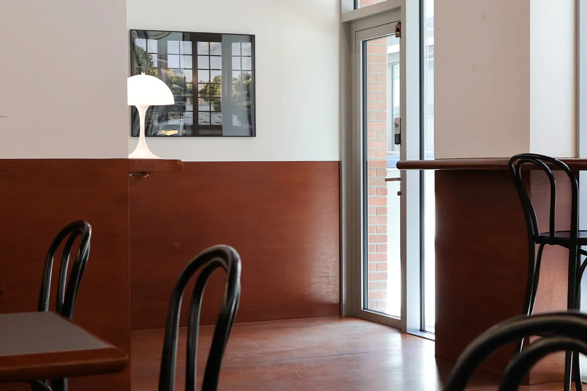 Perlen Yeonnam cafe's minimalistic interior in Seoul, with sleek modern furnishings and a calm atmosphere.