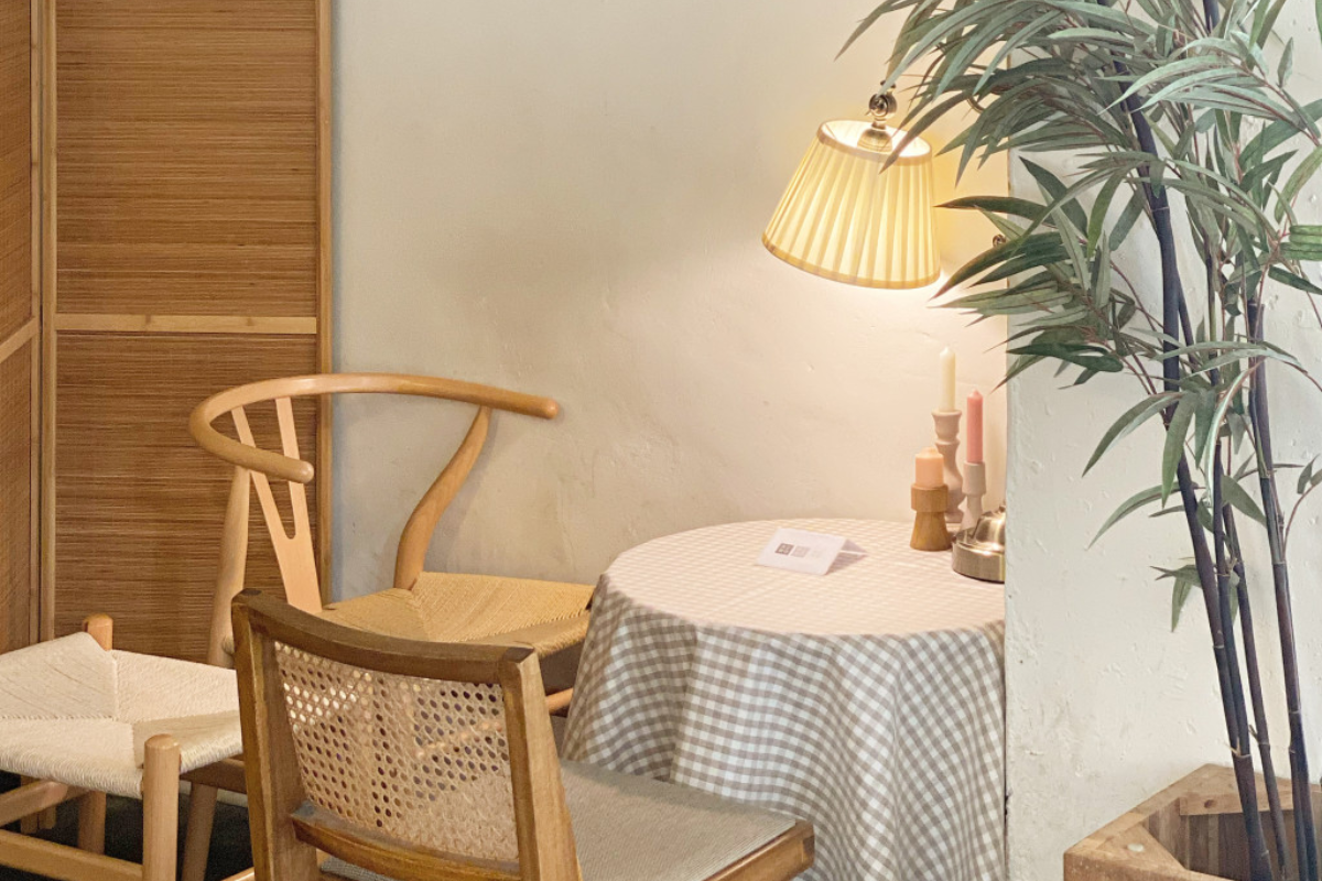 Exterior of Zakdangmoi cafe in Yeonnam-dong with floral decorations creating an inviting and aesthetic front.