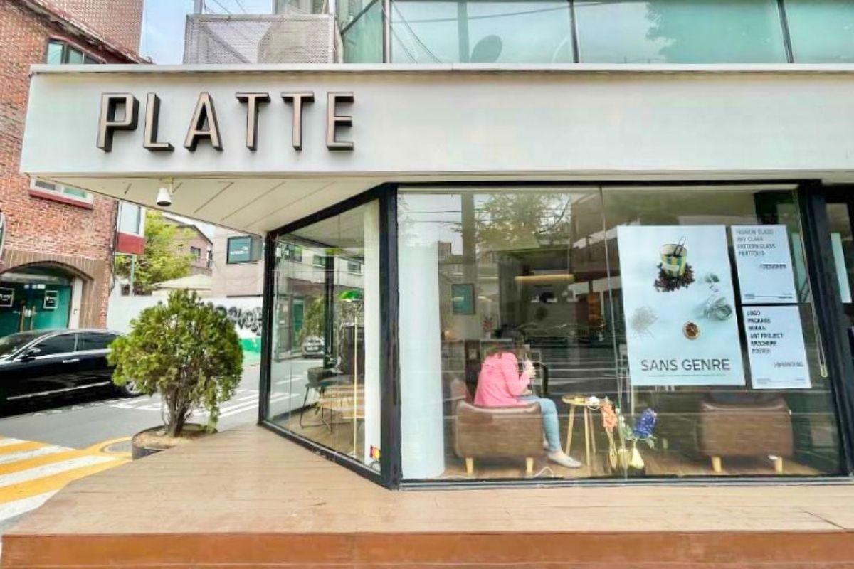 bên. ngoài cafe Cafe PLATTE 카페플래트 của chị ikon jinhwan, quán cafe đẹp ở Yeonnamdong, Seoul