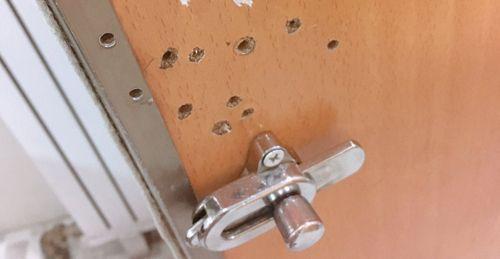 公共廁所門上的可疑小洞，懷疑與偷拍有關