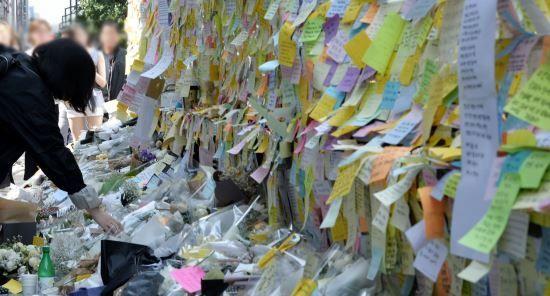 江南站悼念活動現場，牆上貼滿了悼念信與花束