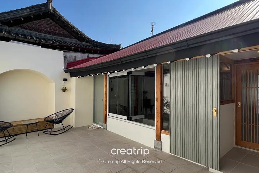 现代化装饰的全州韩屋住宿庭院，结合传统与现代元素，适合用于描述全州住宿选择的多元性。