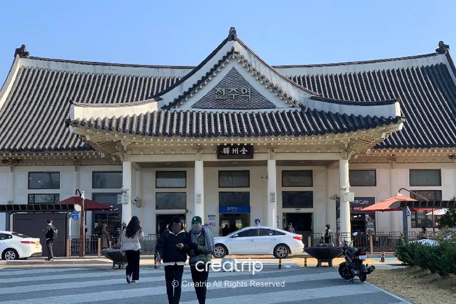 韩国全州火车站的外观照片，展现了传统韩国建筑风格，用于描述访问全州时的交通方式。
