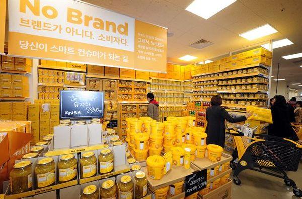 釜山E-MART販售的No Brand紫薯片，是該品牌的熱銷品之一。「No Brand紫薯片是E-MART的暢銷零食，深受當地與遊客的喜愛。」