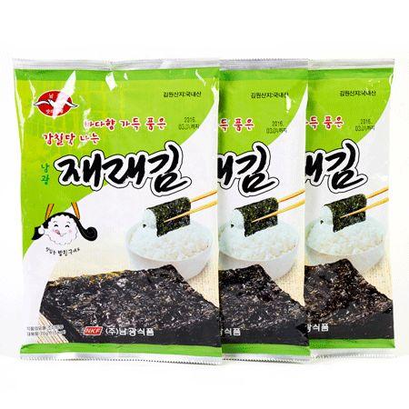 多包裝的鳴旨紫菜，展示其在餐桌上的運用和口味豐富性。「韓國紫菜因其便於攜帶及多樣的風味，成為受歡迎的購物選擇之一。」