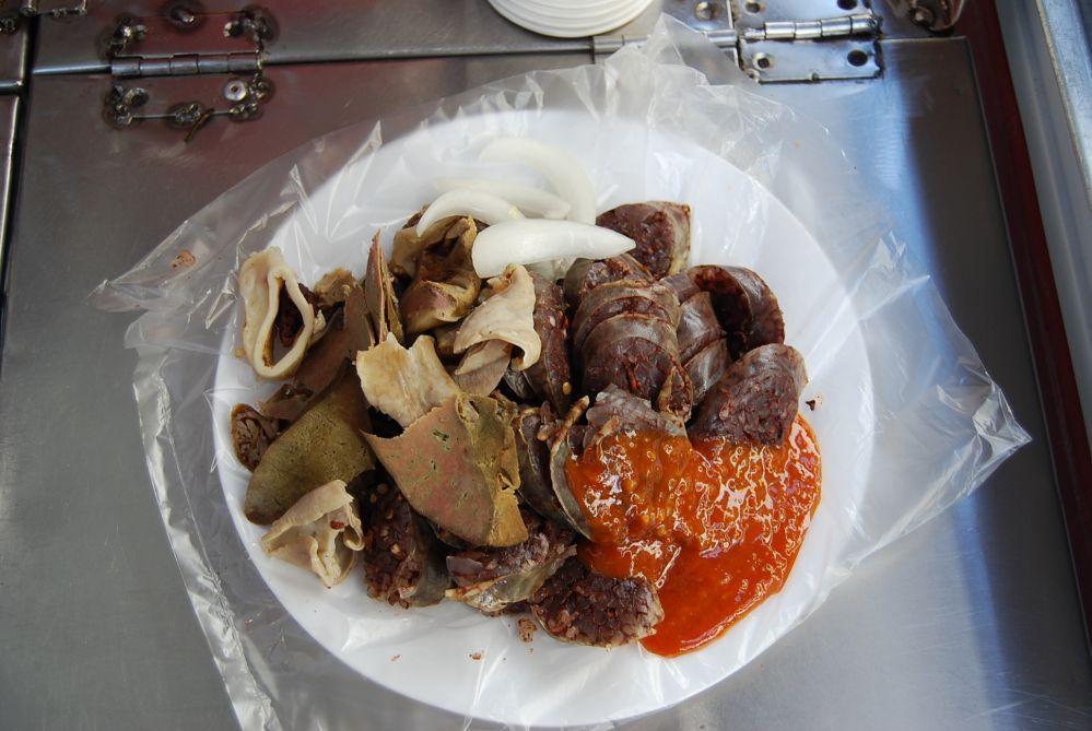 韓國傳統小吃血腸，在釜山超市出售的即購即食商品。「釜山的血腸是南韓著名街頭小食之一，特有的醬料吃法更增添了風味。」