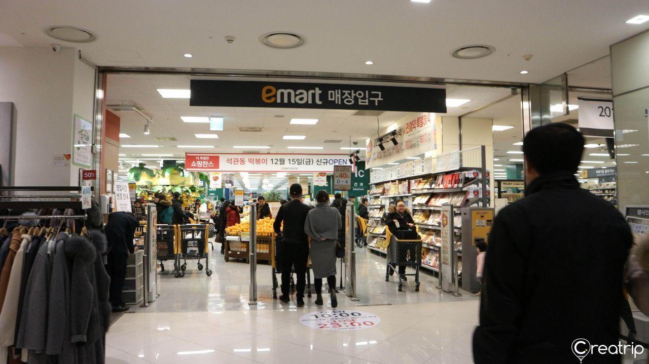 釜山E-MART海雲台店入口，展示當地超市購物氛圍和擺設。「這家位於釜山的E-MART分店是海雲台地區的主要超市之一。」