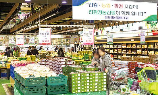 釜山農協超市內部，當地居民正在選購新鮮蔬果。「農協超市以提供新鮮農產品和實惠商品而深受釜山當地人喜愛。」