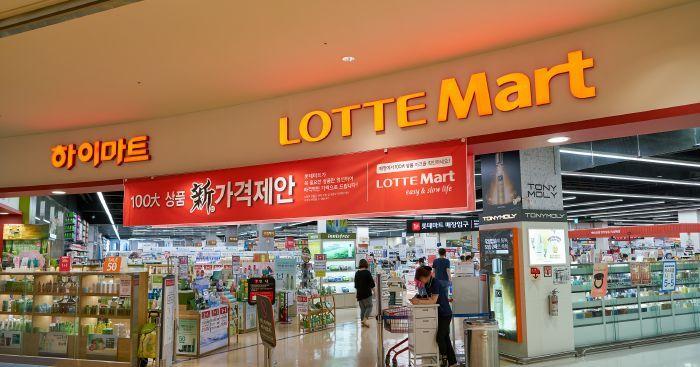 釜山樂天超市入口，人們正在進行日常購物。「樂天超市是韓國最大的零售品牌之一，提供全面的商品選擇，適閤家庭購物。」