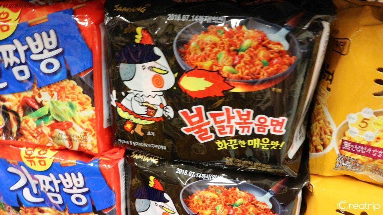釜山超市中販售的Samyang火雞拌麵，四處可見的韓國經典辣味泡麵。「火雞拌麵是紅遍全球的韓國泡麵特色，不僅在本地超市受歡迎，也是外國旅客的必買商品。」