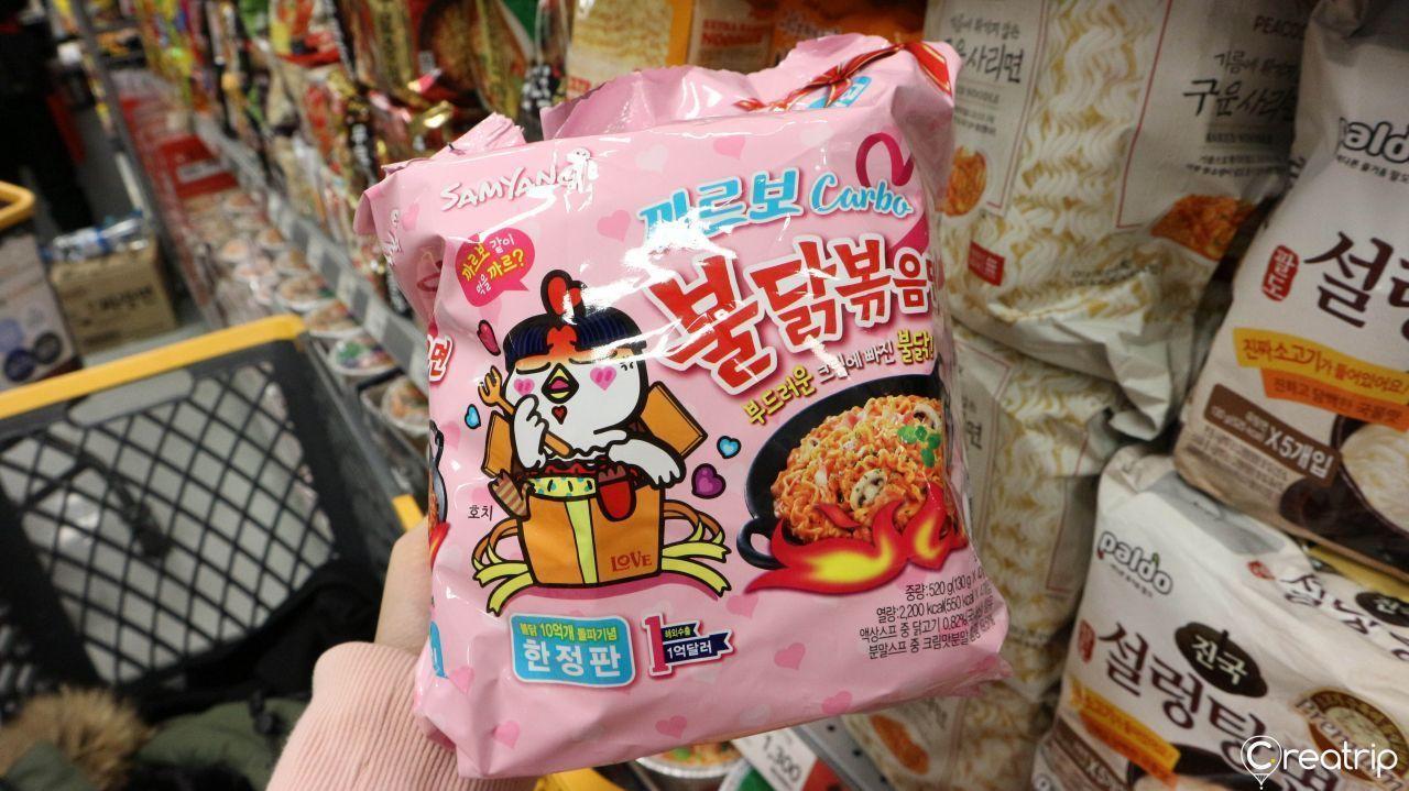 釜山超市中販售的Samyang奶油火雞拌麵，提供較温和的辣味選擇。「奶油火雞拌麵是Samyang在原版的辣炒雞麵基礎上推出的更温和選擇，適合挑戰不重辣味的消費者。」