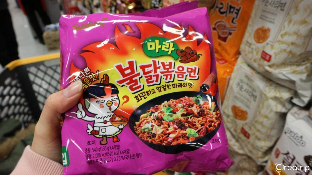 韓國Samyang泡麵的麻辣辣炒雞麵包裝，以更辛辣的味道著稱。「麻辣辣炒雞麵是Samyang更進一步的辣度挑戰產品，吸引熱愛辣味食物的消費者。」