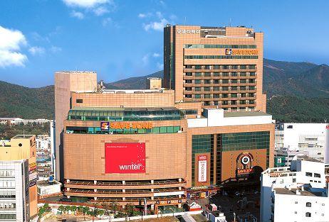 釜山大型超市Save Zone建築外觀，展示其時尚購物中心的獨特結構和設計。「Save Zone是釜山的著名購物中心，提供不僅限於超市的各種生活需求。」