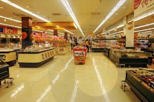 釜山西面E-MART內部場景，顯示豐富的商品陳列和購物通道。「E-MART在釜山的分店，以多種商品和便利的購物環境著稱。」