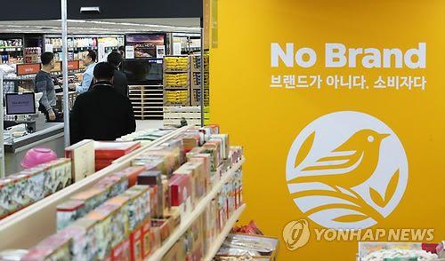 釜山沙上E-MART的內部景象，展示著品牌No Brand的店面和商品。「No Brand以價格親民著稱，是E-MART旗下受歡迎的品牌，適合經濟實惠的購物。」