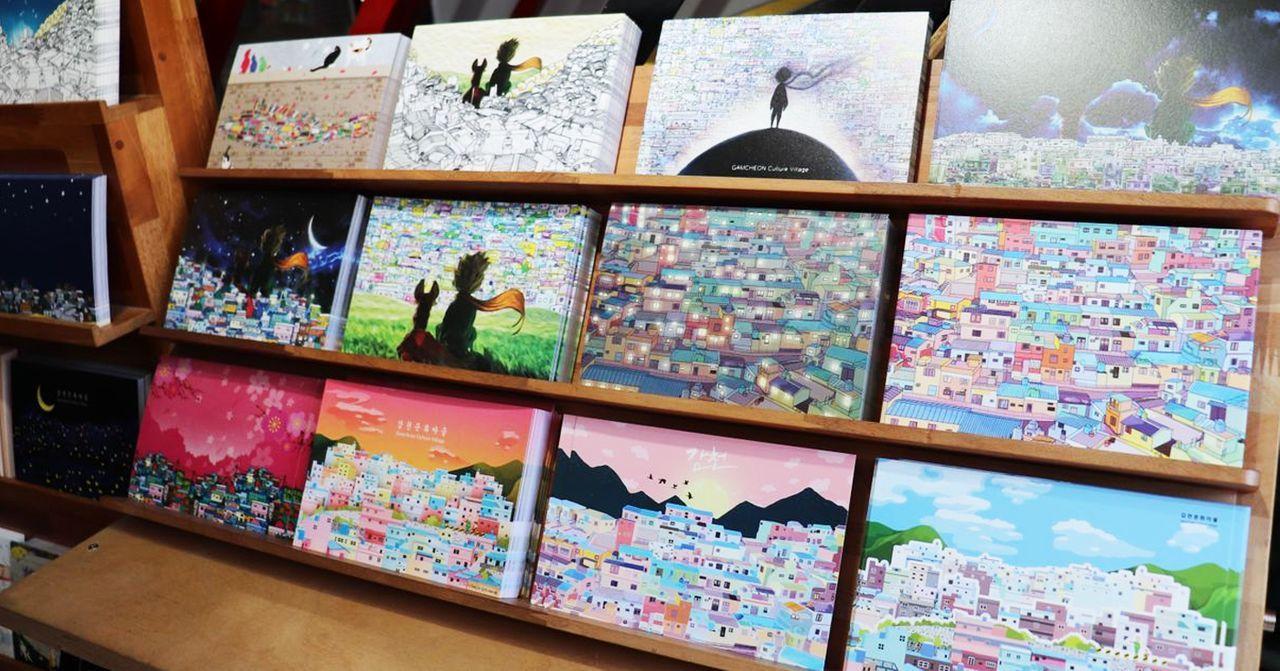 釜山各色藝術明信片，展示當地文化藝術的獨特風貌。「這些明信片以釜山的文化風景為題材，成為遊客流連的藝術品之一。」