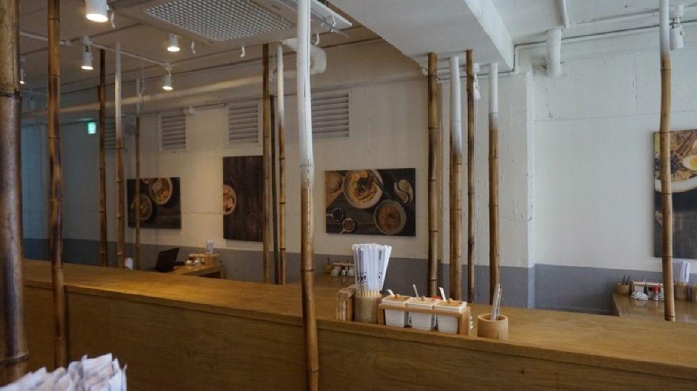 잇텐바리餐廳內部裝飾,日式竹子佈置,營造出獨特而放鬆的用餐氛圍。