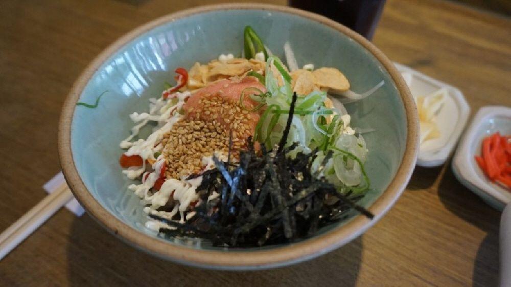 由잇텐바리提供的精緻擺盤,日式豬骨拉麵在桌上,吸引著顧客的目光和味蕾。