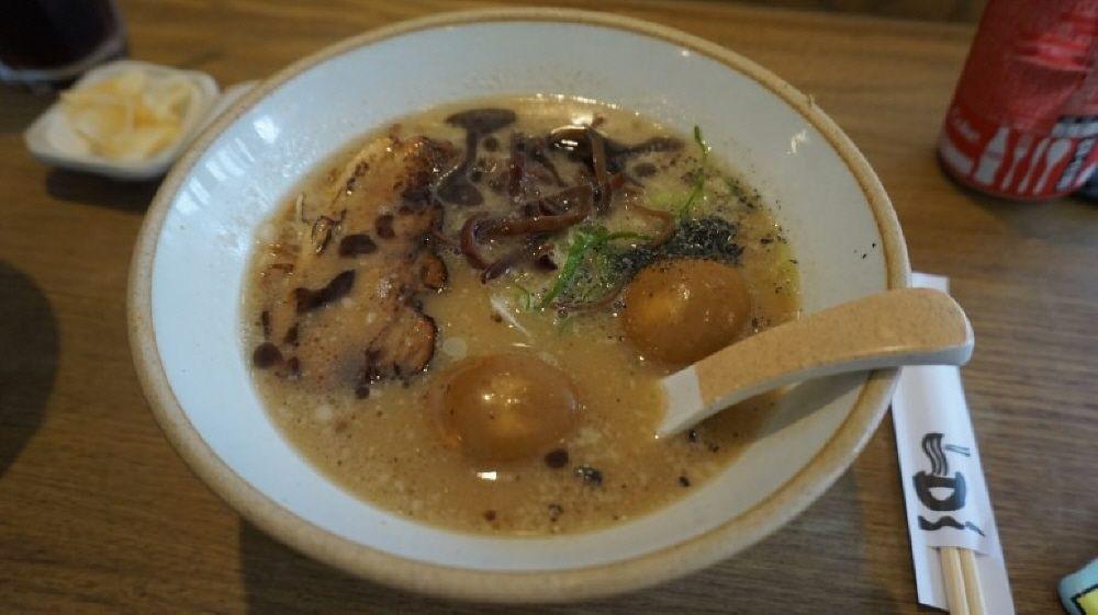 잇텐바裏最具人氣的日式醬油豬骨拉麵,沉浸在濃鬱湯頭中的豬肉片,肉質鮮美可口。