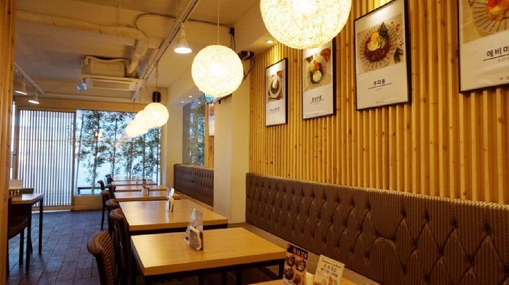 Hineko餐廳內部,用各種貓咪裝飾點綴,增添趣味與温馨的用餐環境。