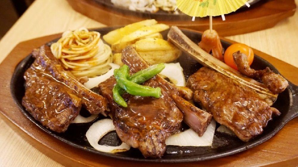 Hineko著名的芝士炸彈漢堡肉,當切開時融化的芝士形成美味的流心,搭配美味的三角飯糰和温泉蛋增添趣味。