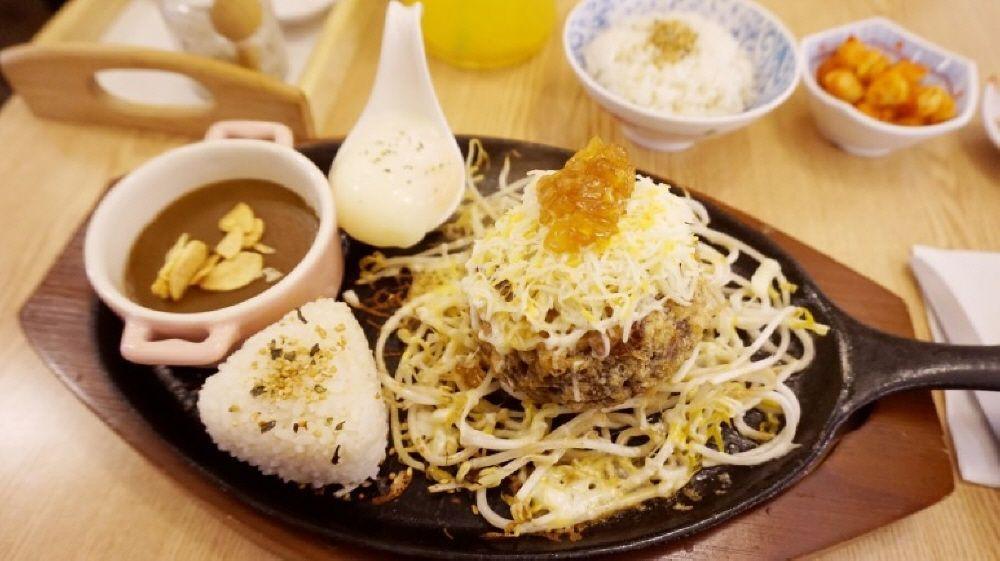 Hineko特別的燒肉牛排配義大利麵,肉質柔嫩,美味不遜色於高級餐廳的佳餚。