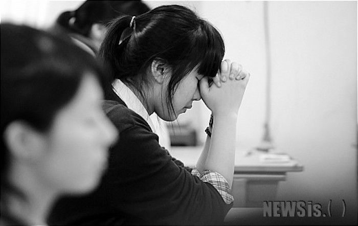 韓國大學入學考試,學生聚精會神作答。