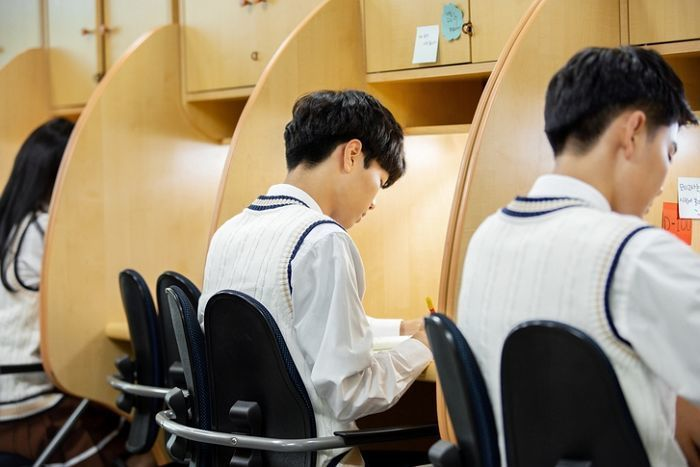 修能考試前,韓國學生在閲讀考試資料。