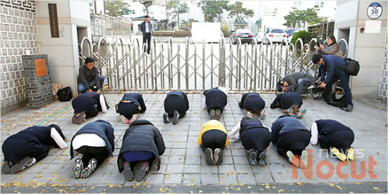 韓國高考期間,學生與家長於寺廟祈禱的場景。