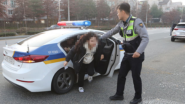 警察開警車協助考生快速抵達考場。