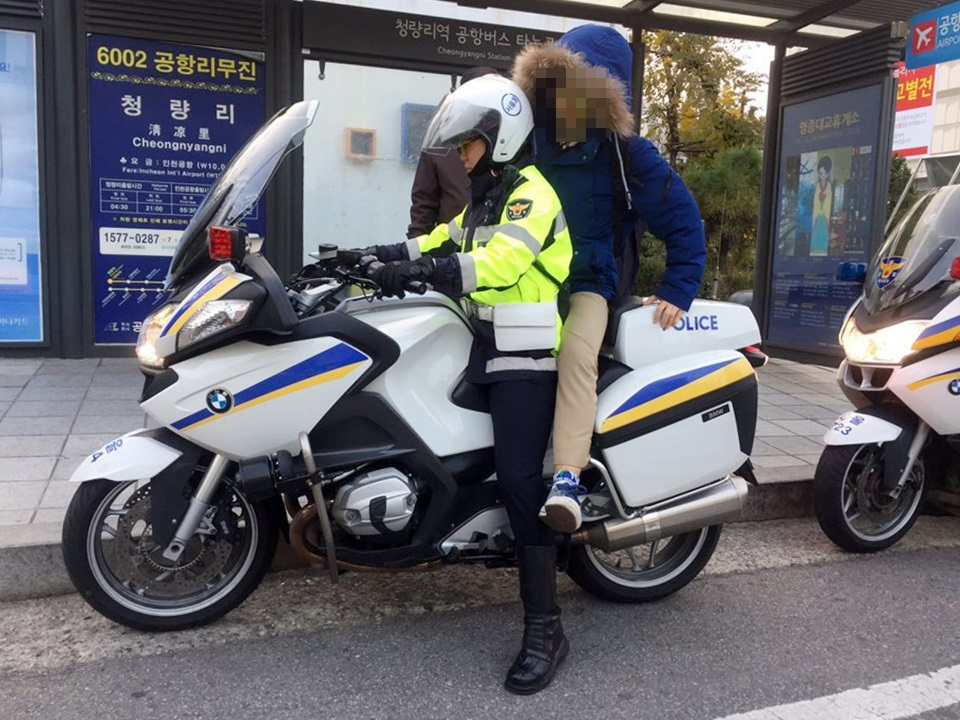 韓國考試期間,警察利用摩托車載送學生前往考場。