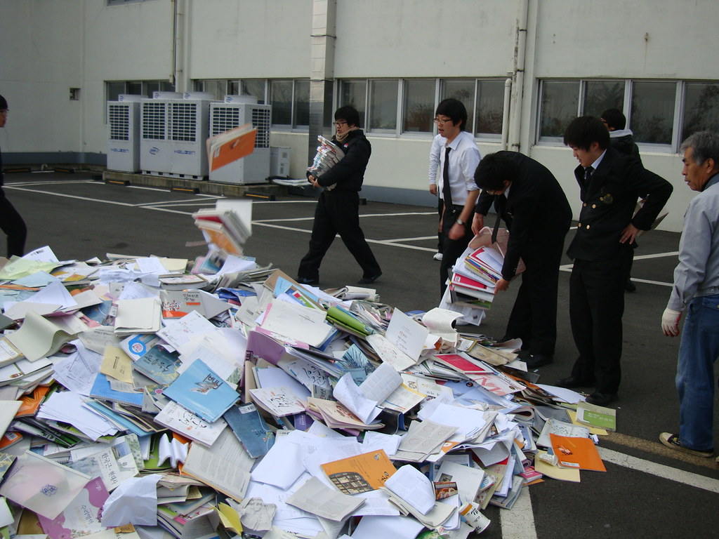學生在垃圾堆中丟棄考試文件,意味著考後的壓力釋放。