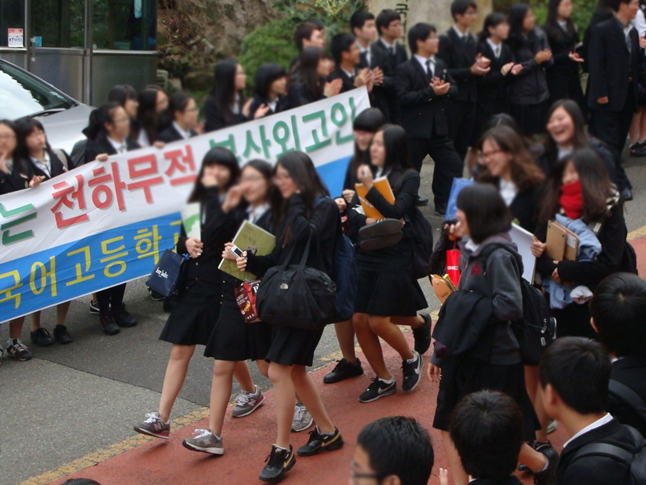 中學學生於考試日齊集,一起為考生加油打氣。