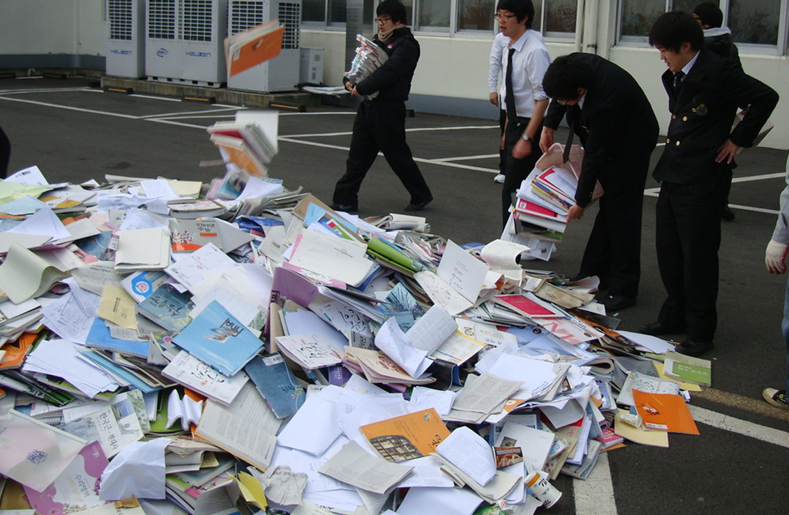 韓國學生在修能考試結束後，把不用的書本和筆記丟棄，象徵釋放壓力。
