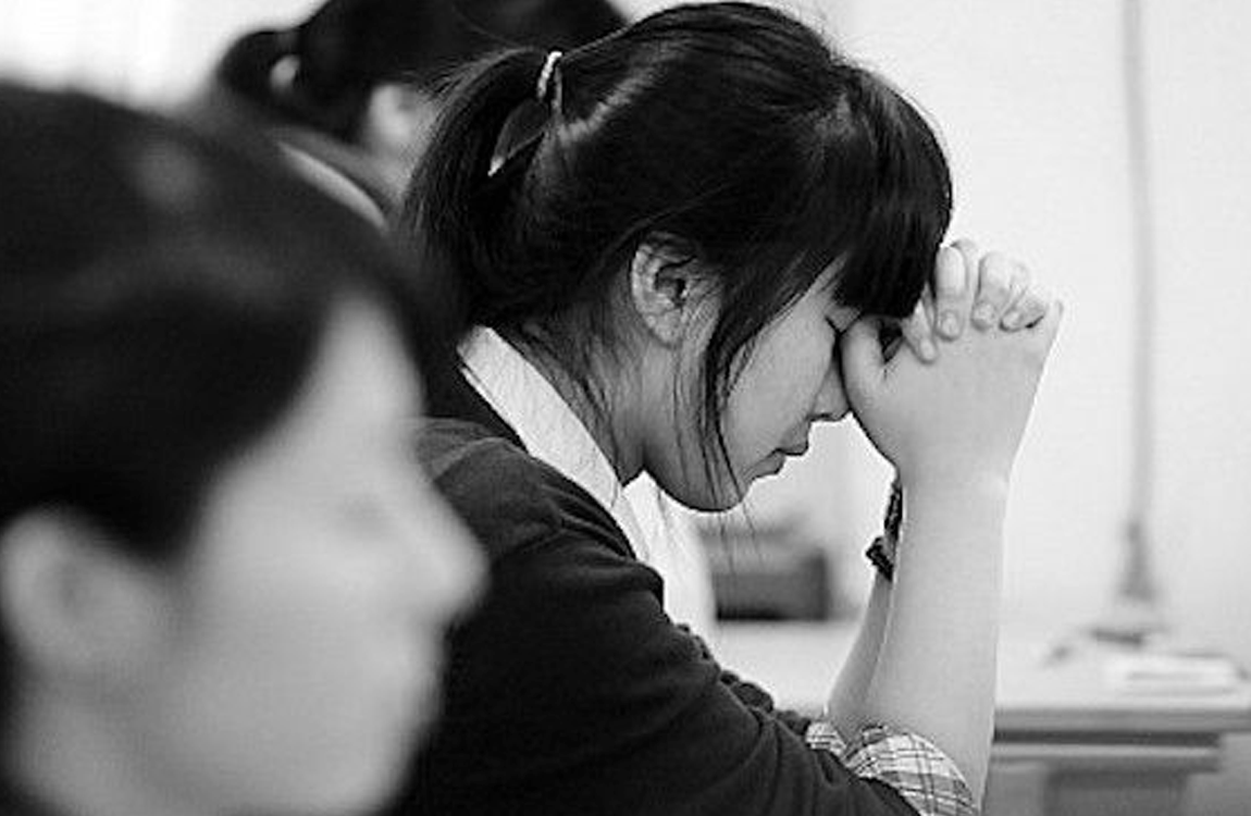 韓國高三考生為修能考試做準備，手上拿著筆與筆記本。