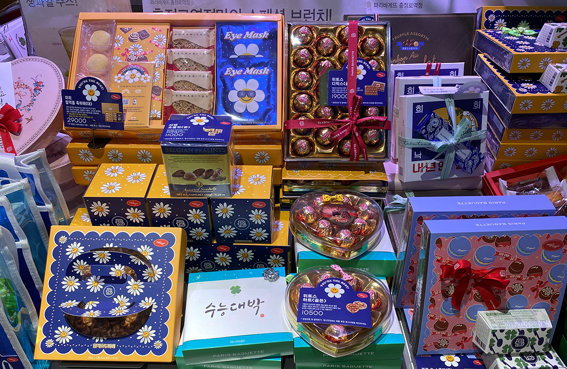 桌上擺滿了韓國學生應考前收到的禮物和甜點，以增強信心和運氣。