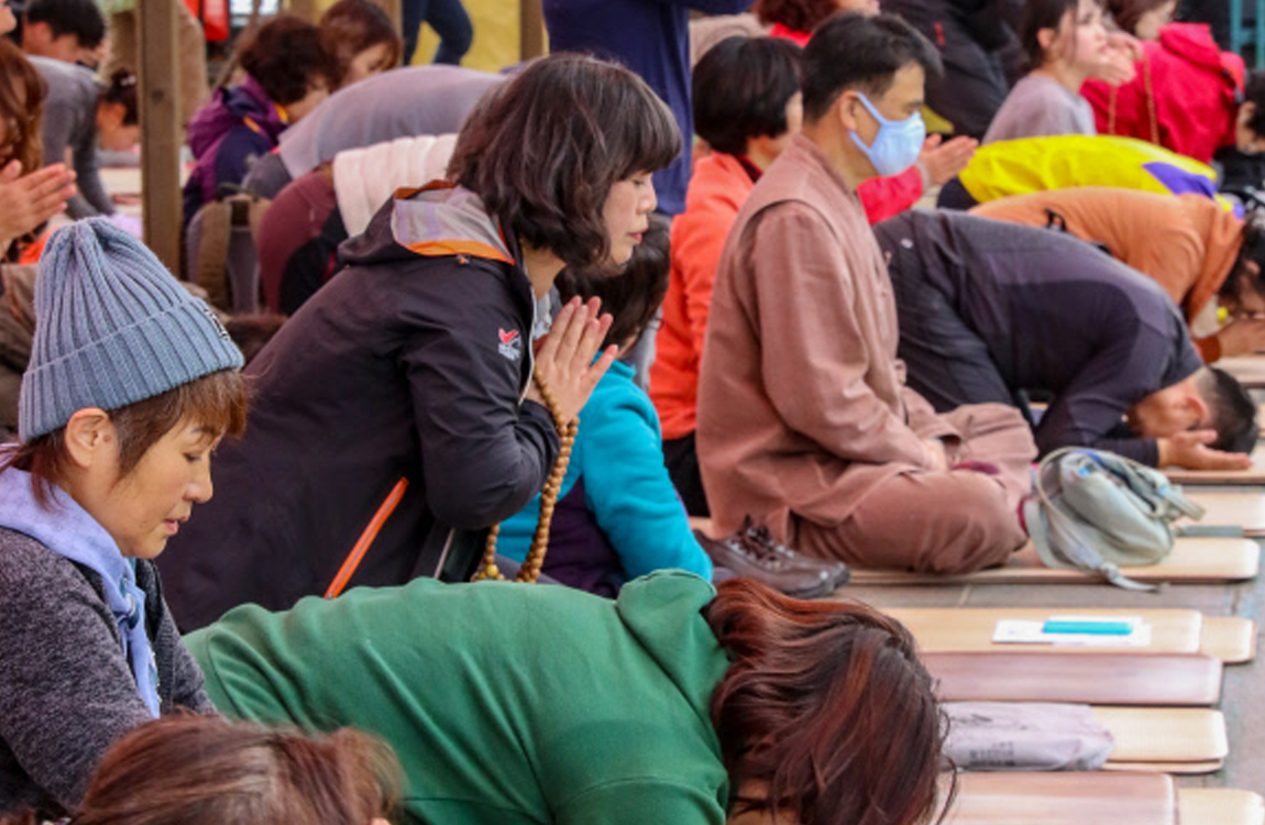 在教堂裡，韓國父母為孩子的大學入學考試祈禱的場面。