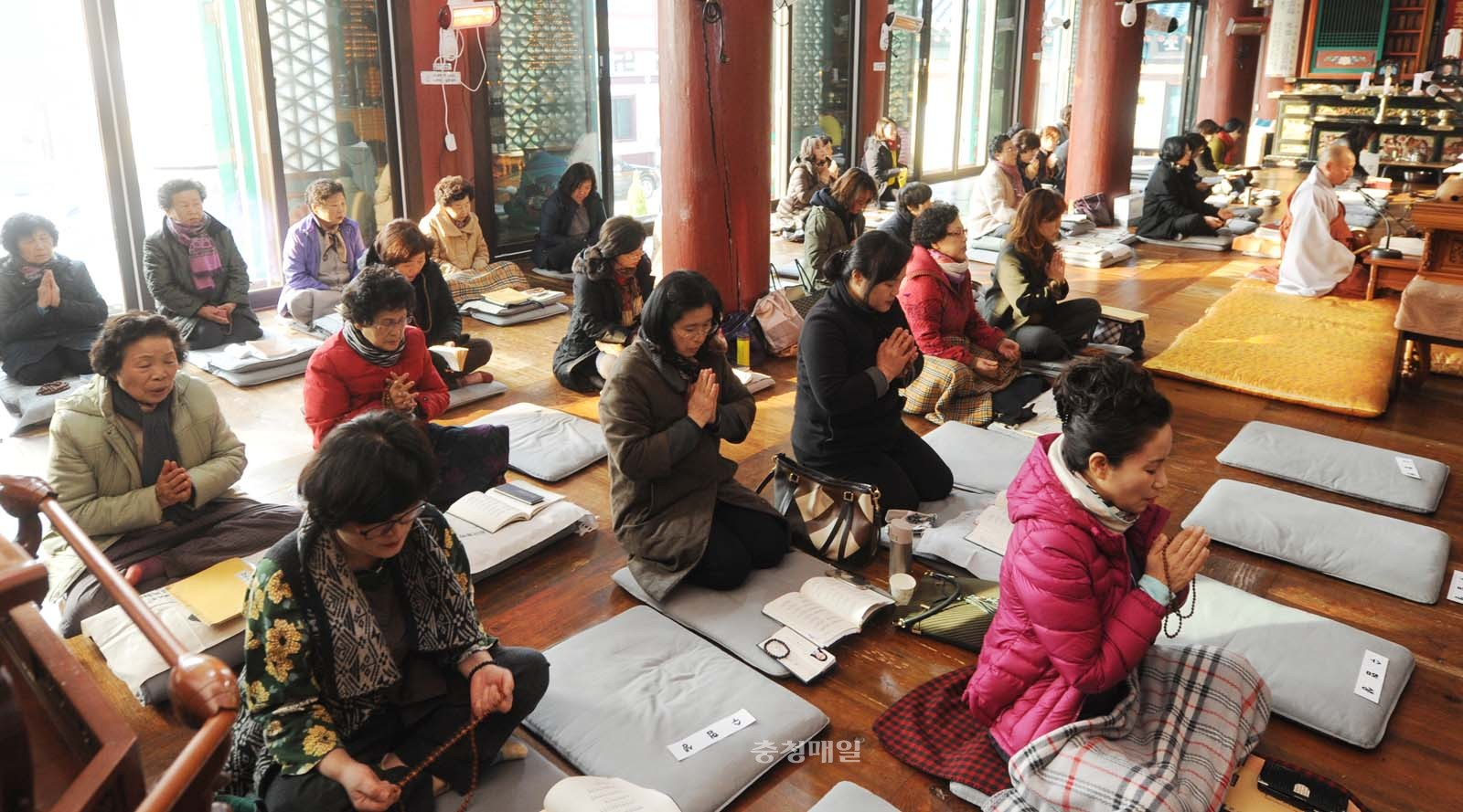 韓國寺廟內，父母為兒女大學考試祈福的場景。