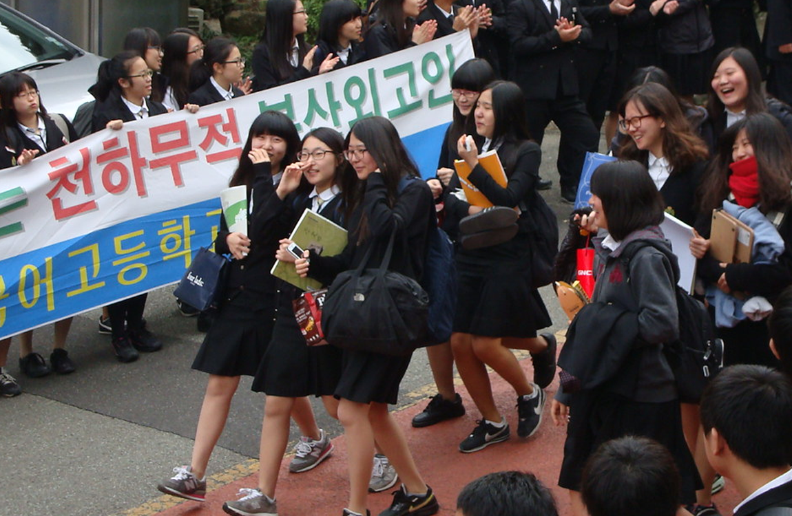 一群韓國女學生手持支持標語，為參加修能考試的學長姐們加油。