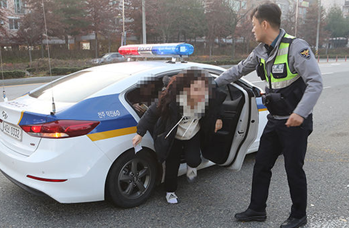 韓國警察護送學生前往修能考試的現場，確保他們準時抵達考場。