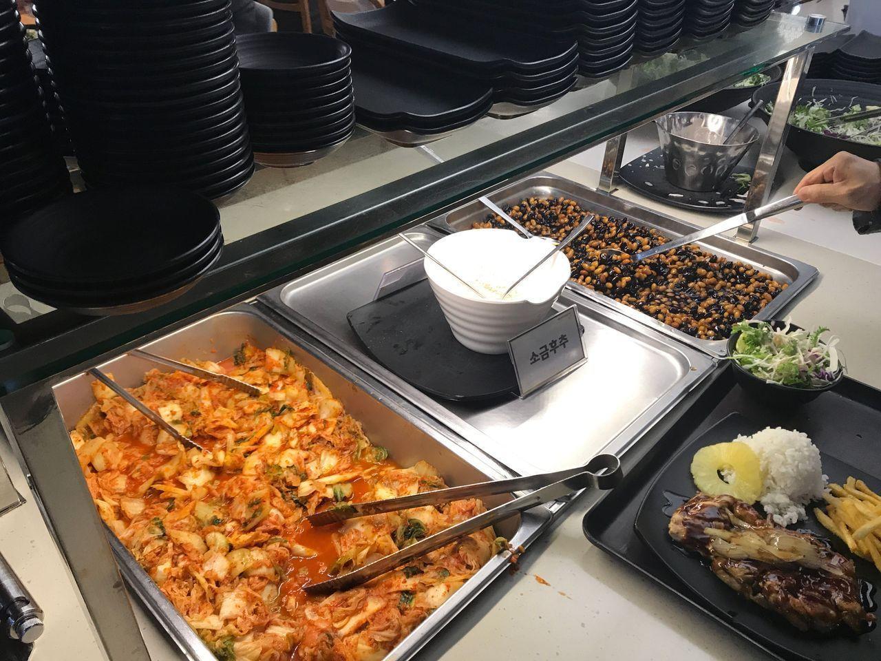 延世大学食堂的自助餐餐台，提供多种选择的韩式配菜。