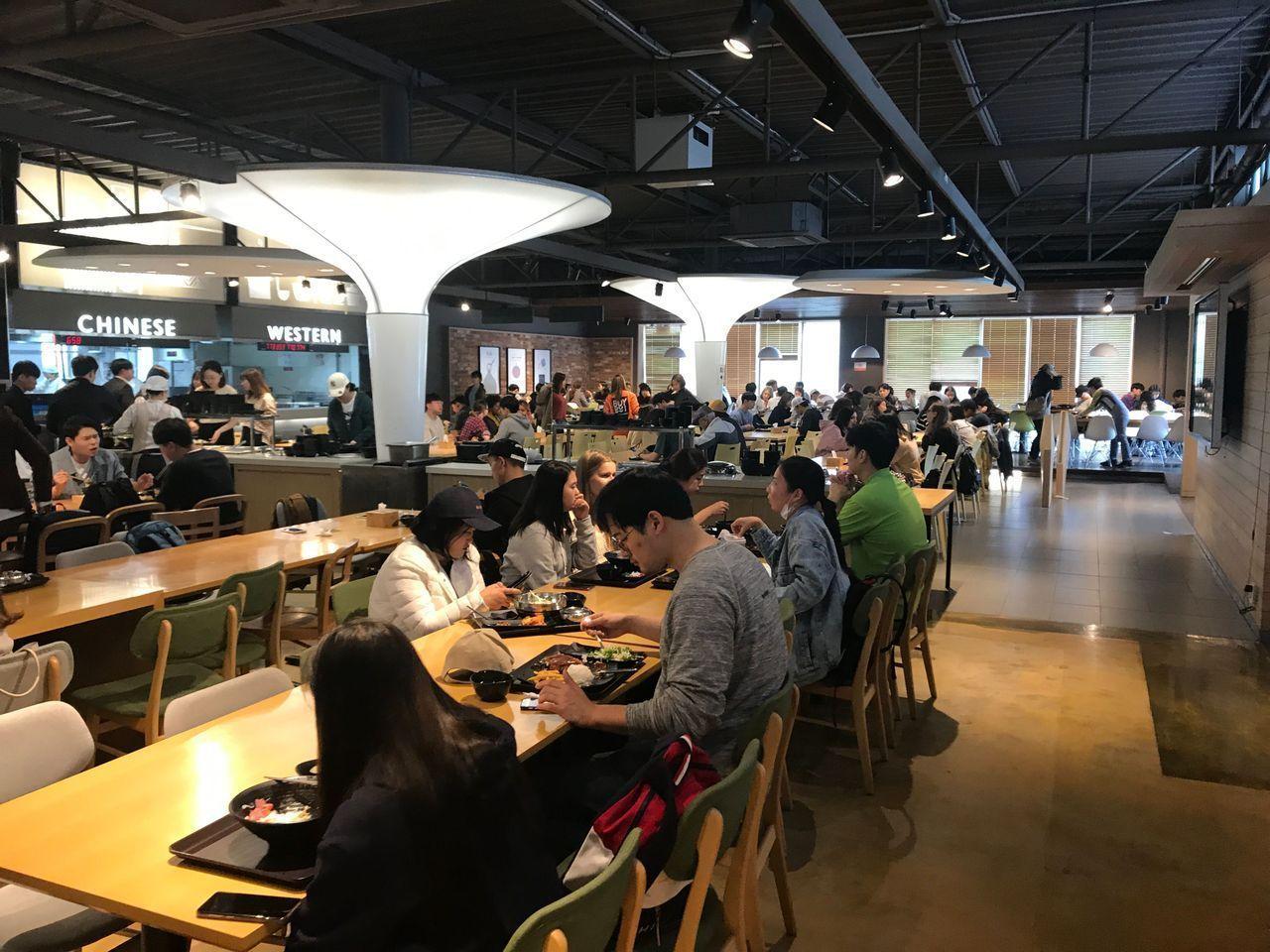 延世大学食堂用餐区，不同风格的餐点满足多元用餐需求。