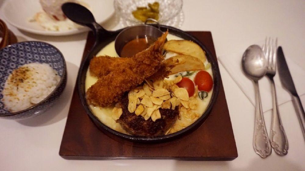 东洋汉堡肉餐馆的内部装饰，结合东洋传统与西方现代风格。